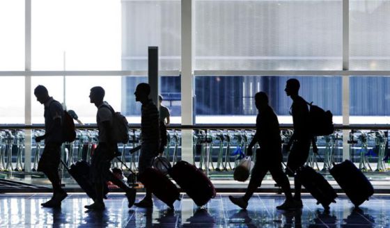 Jóvenes en un aeropuerto antes de partir  |El País